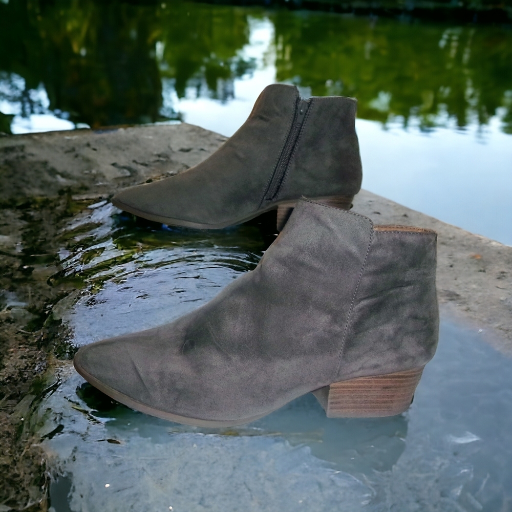 CHARLOTTE RUSSE | Gray Faux Suede Ankle Boots | Size 10